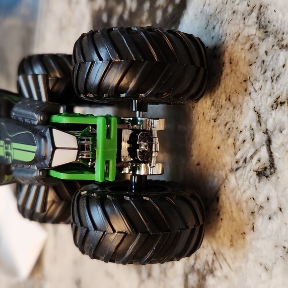 Hotwheels Radical Racer Monster Truck 4x4 black 1:64 scale - Picture 5 of 9